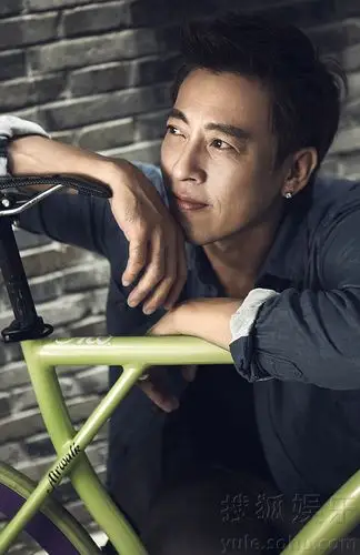 吕颂贤初秋写真 单车出行显型男魅力