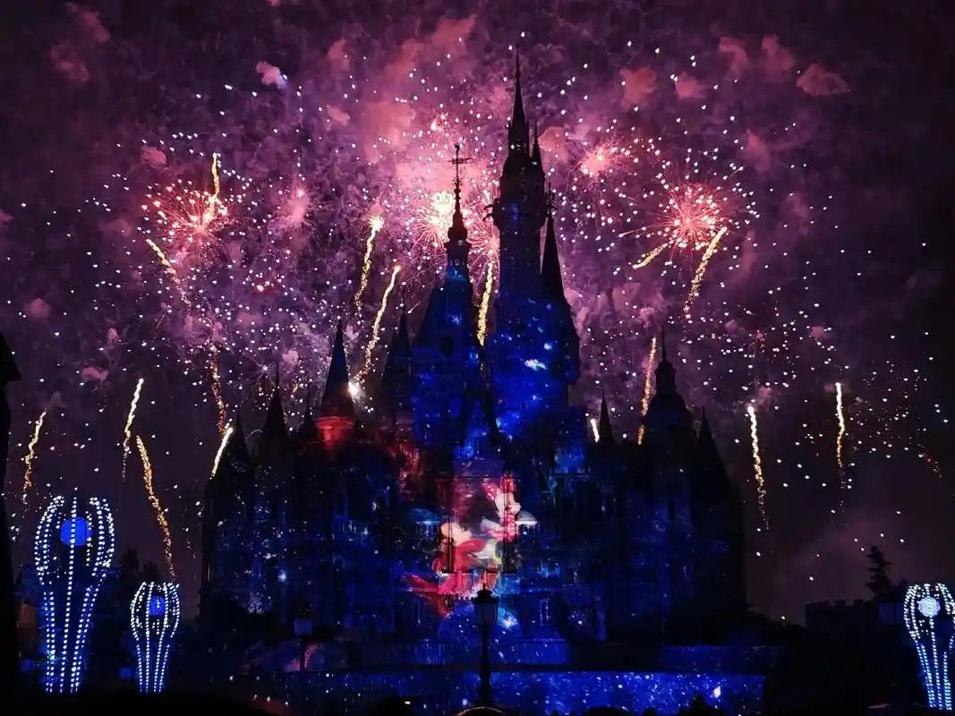 全新超光影设备,敬请期待 #上海迪士尼 #迪士尼烟花 #夜晚的迪士尼