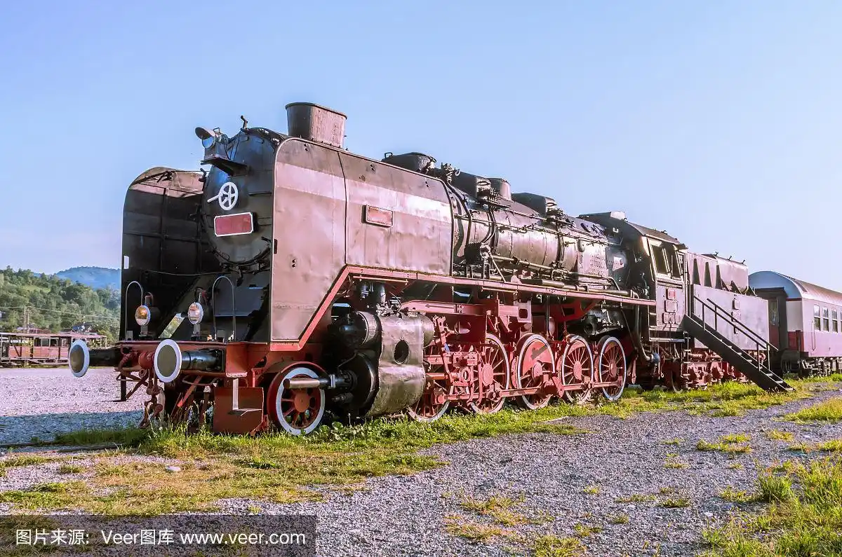 老式的黑色蒸汽动力火车