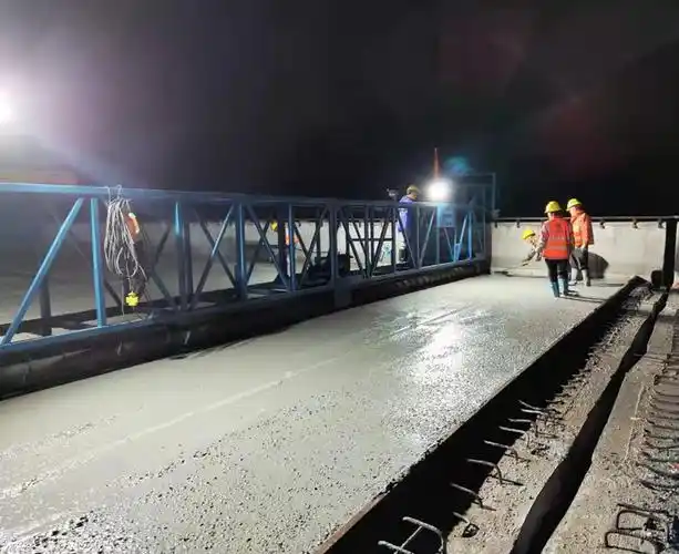 崇爱高速那迈大桥全幅桥面铺装完成