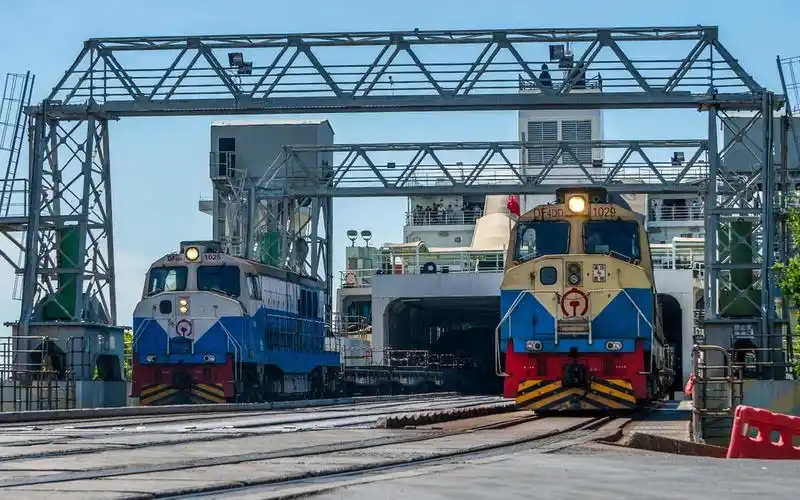 铁路火车如何过海海南海口南港粤海铁路轮渡装船过程全记录