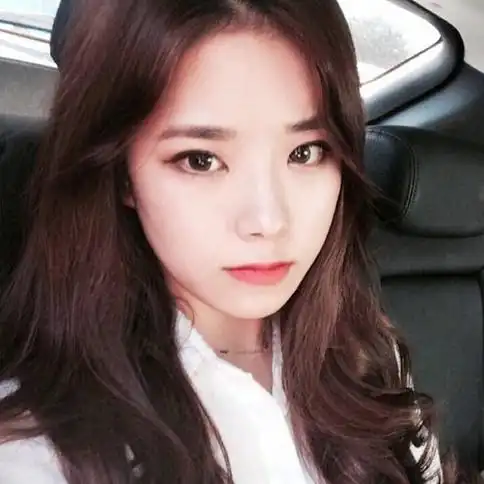 五官端正的气质女生高清头像图片分享