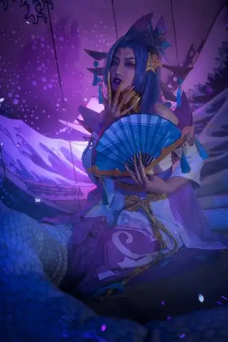 美女玩家cos英雄联盟灵魂莲华coser上官翎