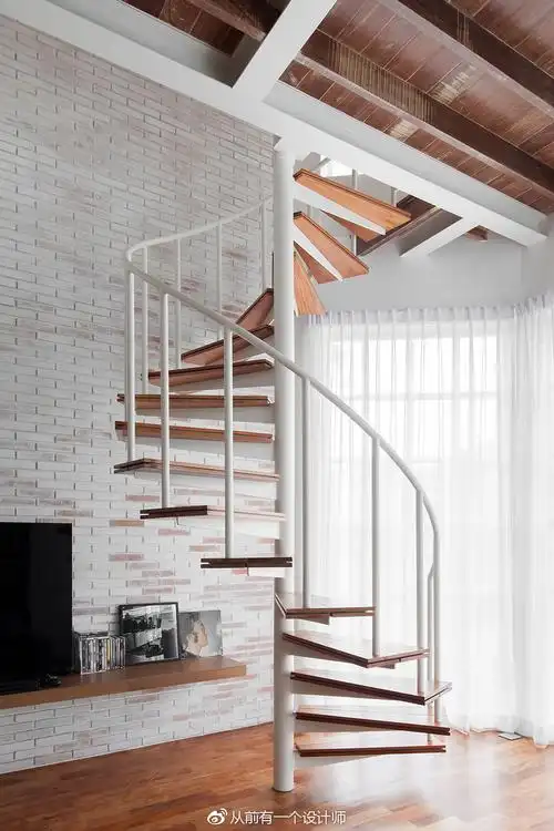 置入螺旋楼梯节省底层空间