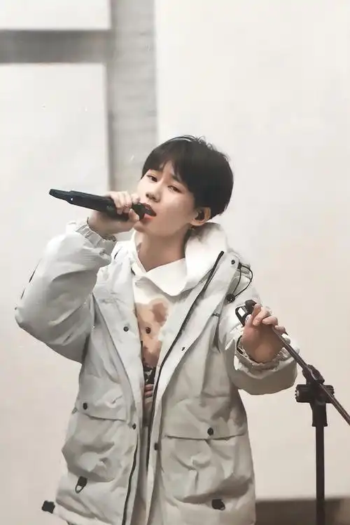 张真源已经打了六个电话了 "宝宝,吃饭了吗" "张真源,我们已经分手了!