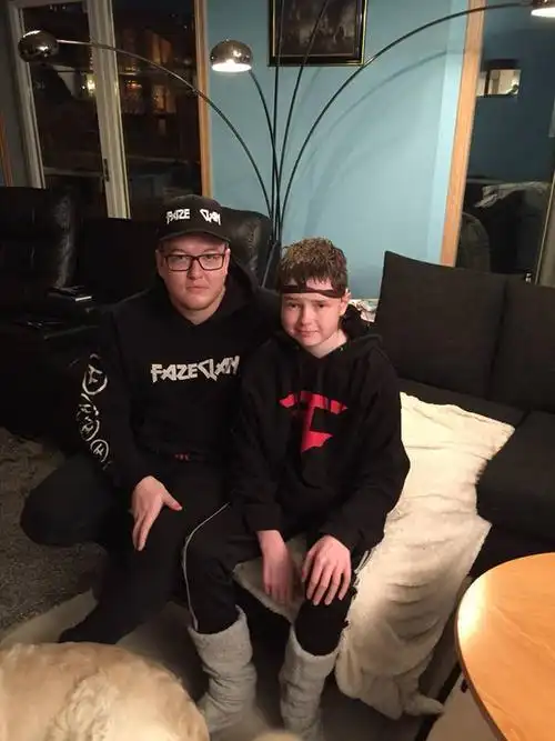 人帅心善:雨神rain探望患癌小粉丝并送出蝴蝶刀