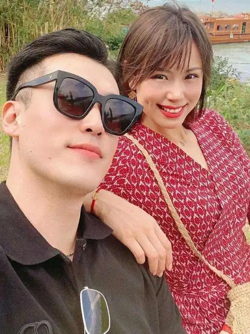 曾春蕾怀孕后亮相老公帅气中国女排前队长孕相明显很甜蜜