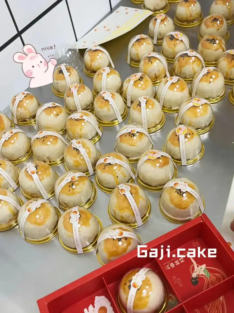 中式点心里最喜欢的就是蛋黄酥啦~一碰掉渣,层层酥皮包裹着甜甜 - 抖