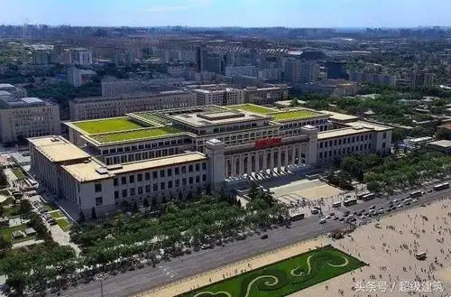 与人民大会堂同时进行建设的还有中国革命博物馆,中国历史博物馆.