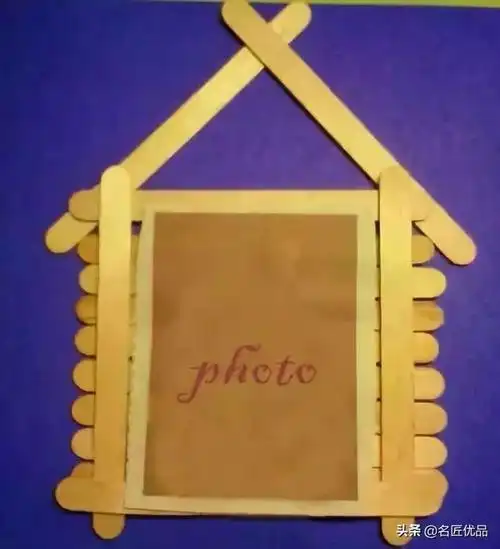 胶把雪糕棍粘结成各种形状的可爱相架,相框,再配上一些简单的小装饰