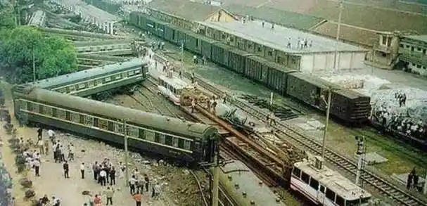 1997京广线荣家湾列车相撞事故,126人命丧荣家湾,现场惨不忍睹_乘客