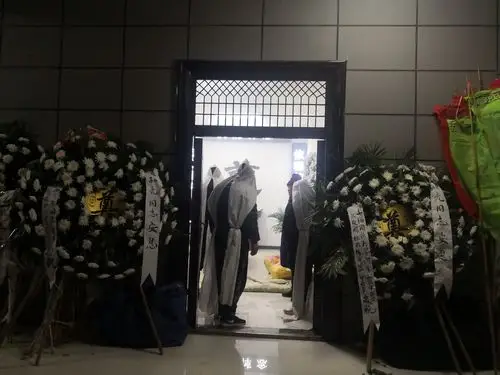 27日上午7:00孙亮同志的晚辈在灌云县殡仪馆守灵厅为孙亮同志守灵