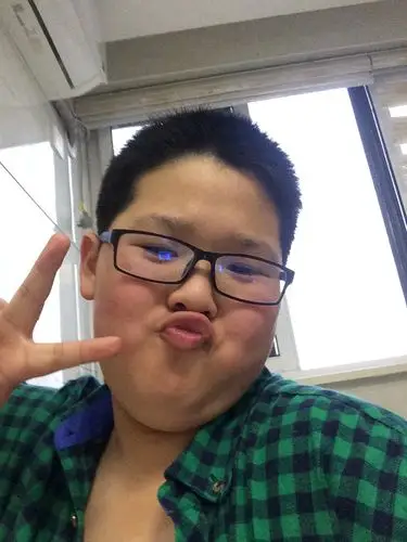 这是我的自拍,好像有点胖,看来该减肥了