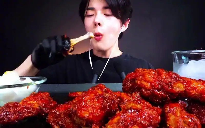 韩国美食 #韩国吃货主播 #咀嚼音 感受一下超辣炸鸡的魅力