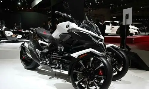 本田多款概念倒三轮摩托车里面