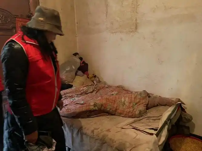 现在山区或农村,还有孤寡空巢老人裹着单薄破旧的棉被入睡,一床新棉被