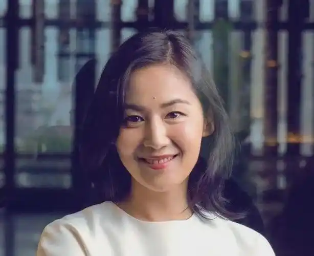 从主持人到阔太为爱情离开东方卫视50岁王津元活得让人羡慕