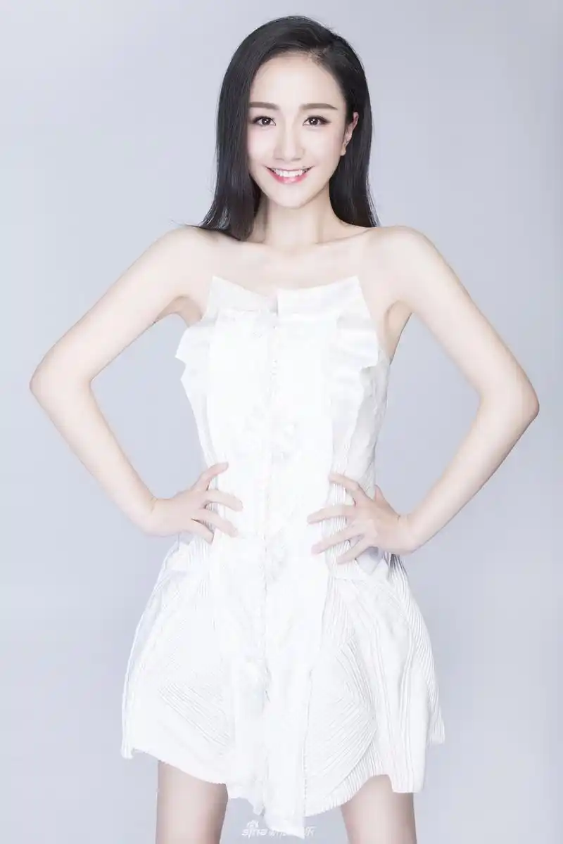 组图:李倩纯白治愈眼神深情 仙女气质唯美灵动