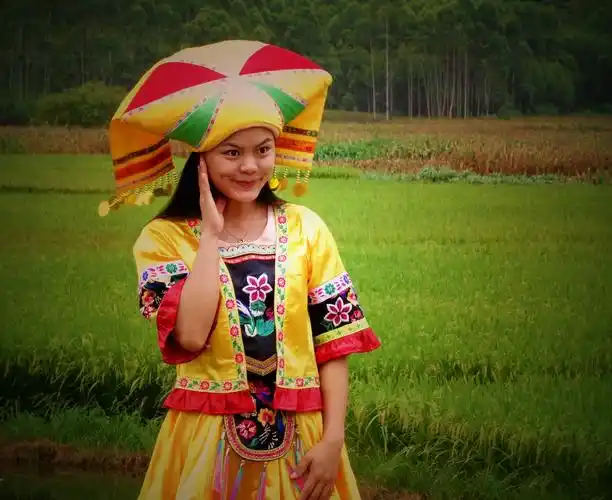 一组千姿百态的漂亮壮乡妹子