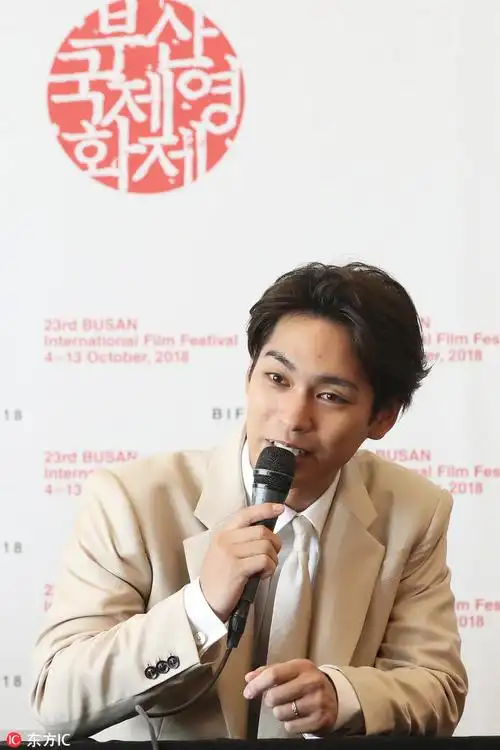 釜山电影节#"影帝"柳乐优弥出席电影《黎明》见面会[米奇比心]