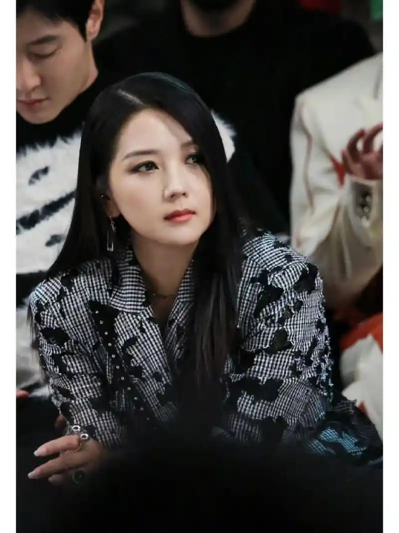 3月27日,何洁在个人社交平台晒出一组最新参加活动照片.