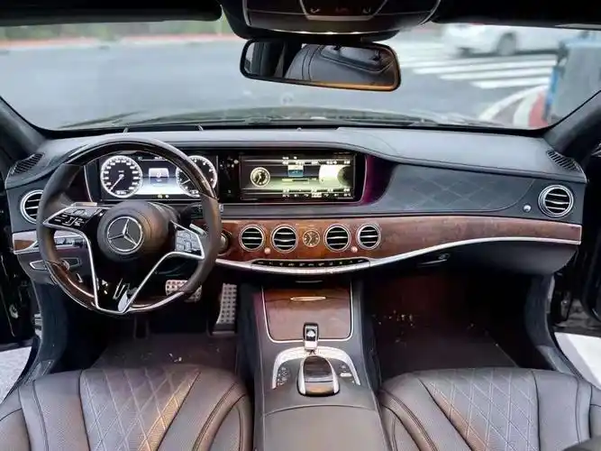 2020款迈巴赫奔驰s600售价80万,迈巴赫字样赋予整体车身不凡气度