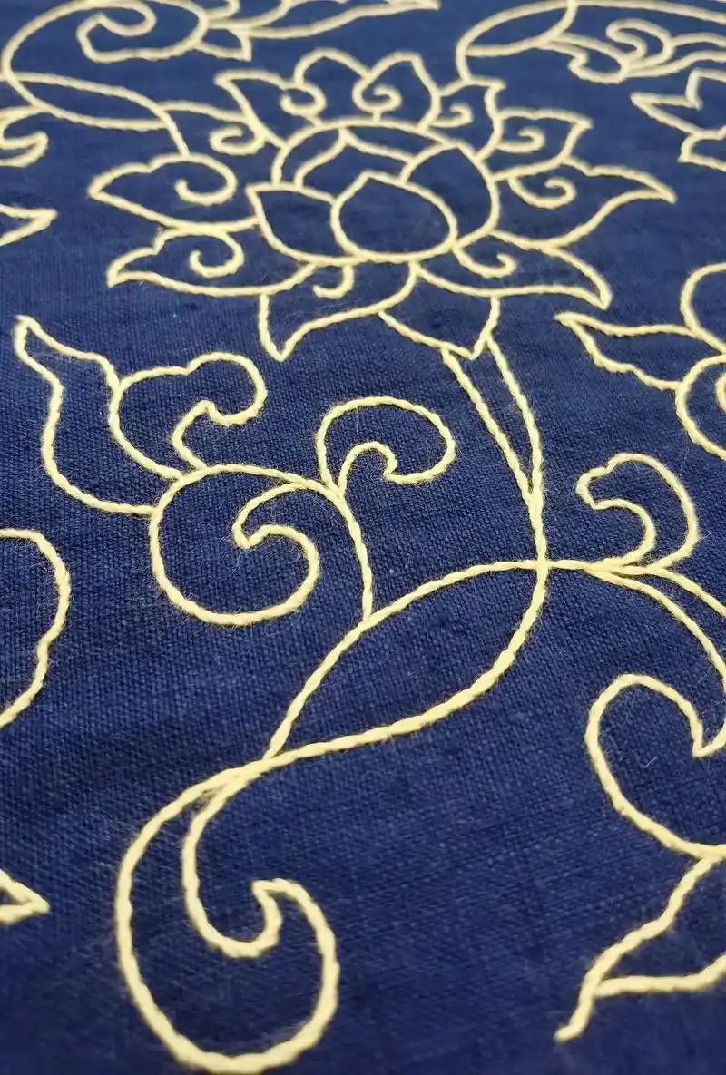 传统吉祥纹样,图案以莲花组成的称"缠枝莲".缠枝纹又名"万寿 - 抖音