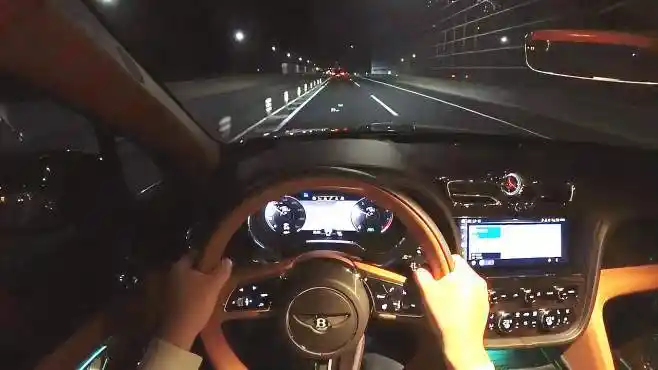 第一视角体验2022款宾利添越,夜晚开上路,才是惊艳的开始-汽车视频
