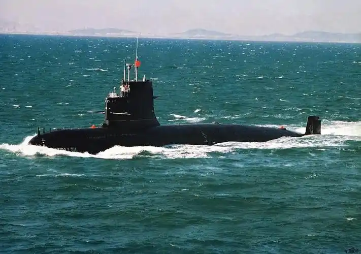 解放军导弹上天后失控砸回海里 潜艇迅速下沉