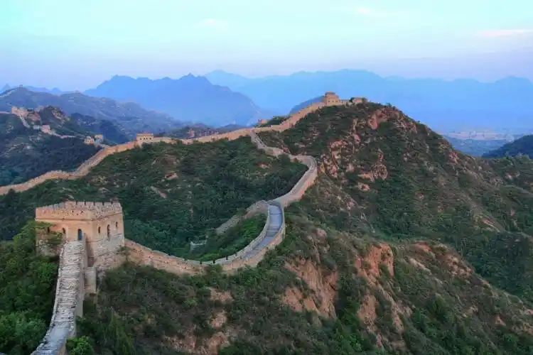 美文 长城画册--金山岭 金山岭长城依山势蜿蜒曲折,高低隐现,气势磅礴