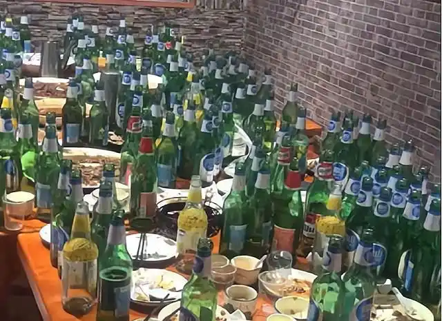 河南一群体育生聚餐,老板懵了,竟然喝了144瓶酒|啤酒|桌子_网易订阅