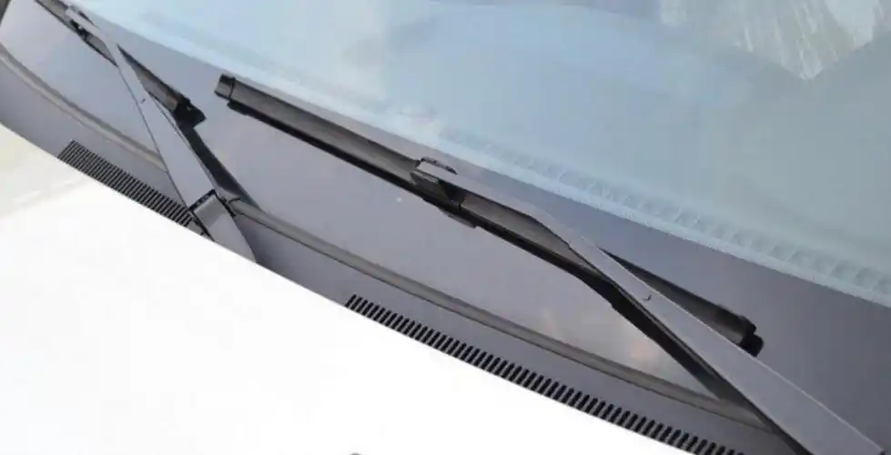 很多车主都喜欢通过雨刮器的铆钉来确定汽车的位置,不过受到一些外在