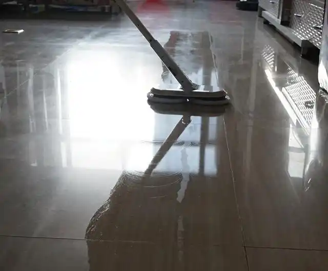 今天妈妈不在家,刚起床的我打算帮妈妈做一点事情,拖地