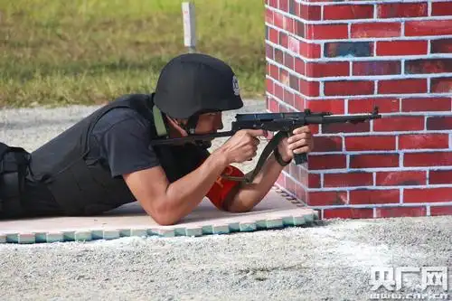 比武队员进行长短枪互换应用射击(央广网记者 李腾飞 摄)