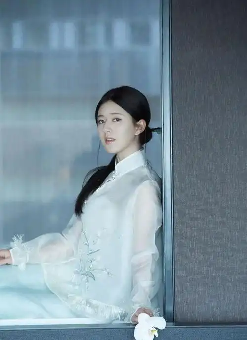 被赵露思惊艳到了穿旗袍上衣配半裙宛如仙女美得清丽脱俗