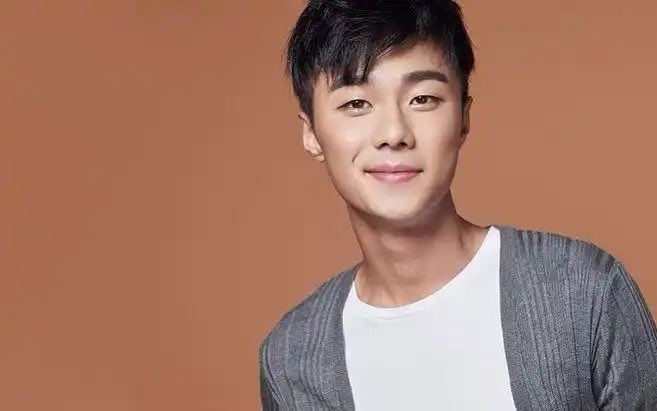 history2越界施柏宇男粉丝更多羞爆妈妈买越界周边