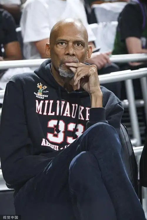 贾巴尔现场观战总决赛g450年前他率领雄鹿夺冠