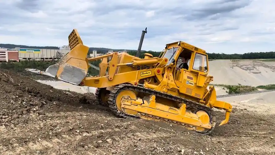 卡特彼勒983b履带式装载机工作