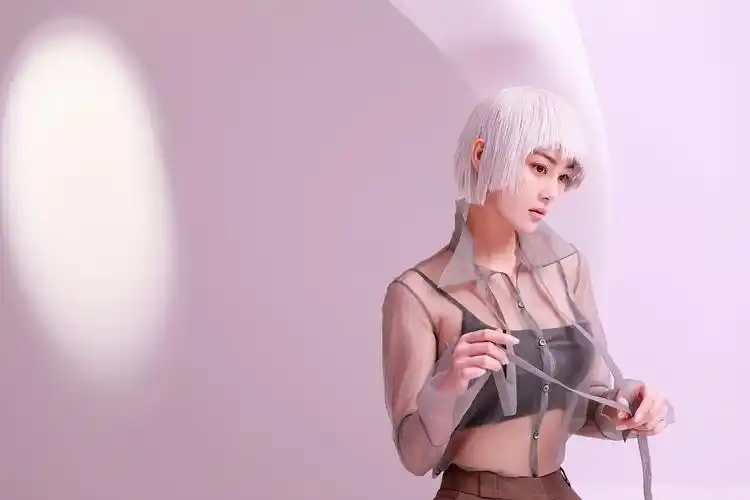 张馨予ai科技感大片曝光 顶红发造型化身机器人美女_凤凰网娱乐_凤凰