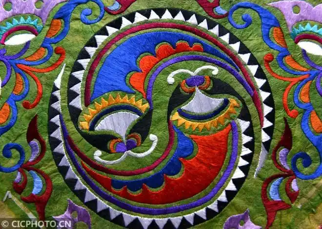 1月15日拍摄的贵州省榕江县塔石乡乌吉苗寨苗族群众蜡染制品上的双鱼