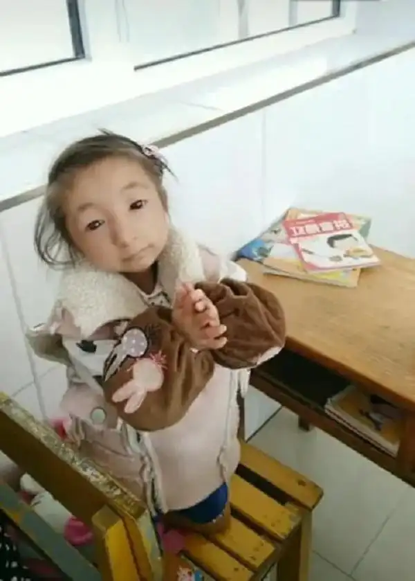 03年"袖珍女孩"刘爽:19岁身高64厘米,父母因爱坚守从不言弃