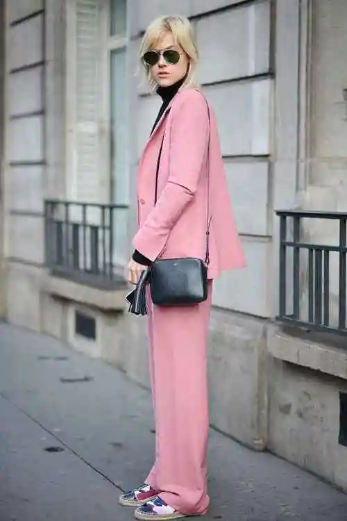 粉色西装搭配香奈儿的"一脚蹬",不仅具有气质,而且非常个性,有大牌范