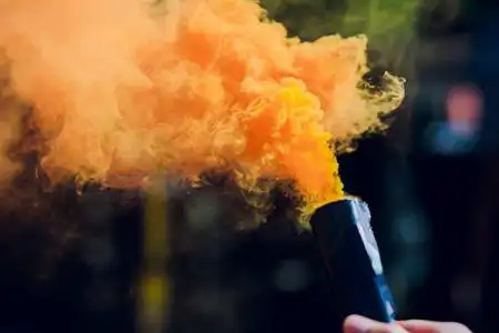 smokebombs五颜六色的奥伦格烟雾弹在行动照片