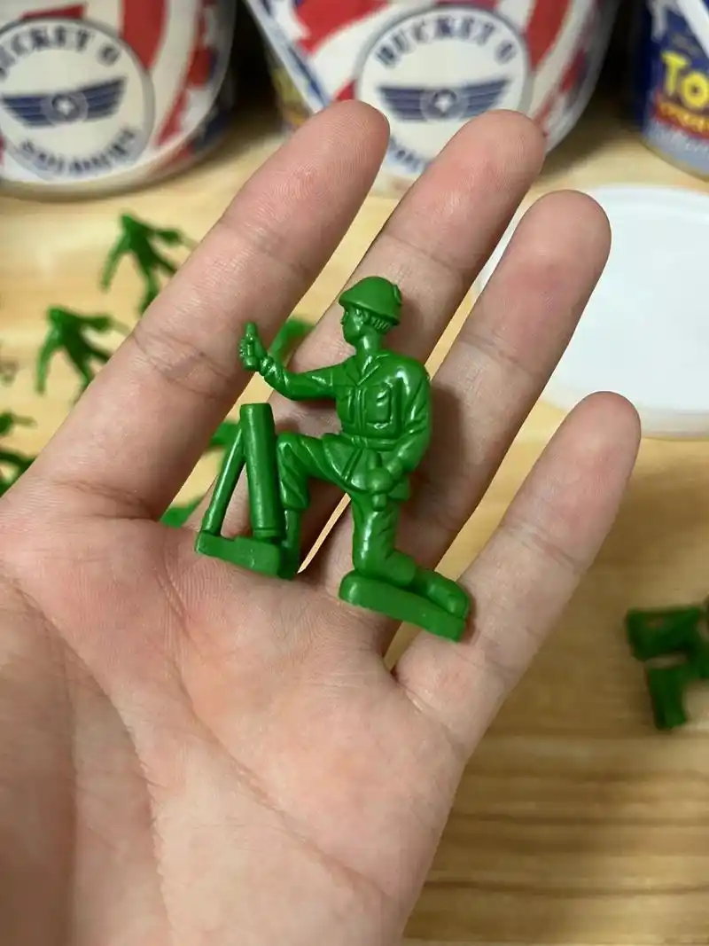 少见的玩具总动员桶装兵人 一个非常少见的版本 桶身上的设计和蓝标兵