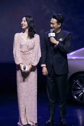 黄磊老婆孙莉晒女儿近照,13岁多多身高赶超妈妈,学生装甜美乖巧