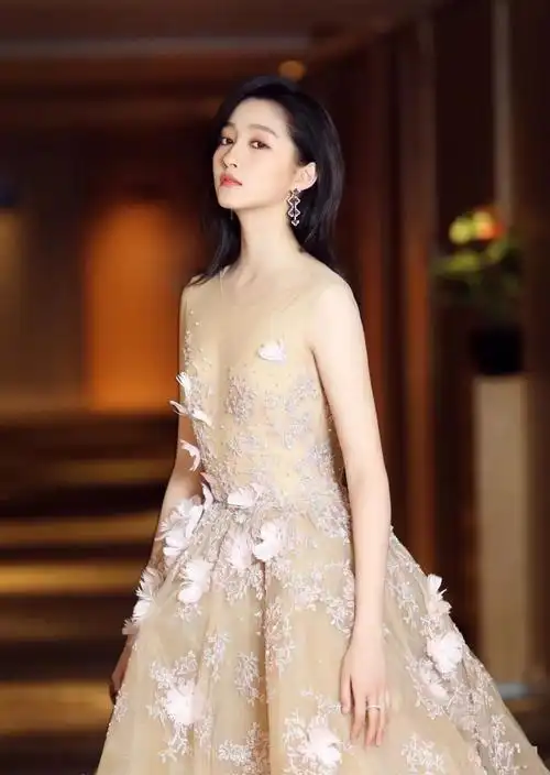 鹿晗女友关晓彤靓丽美拍