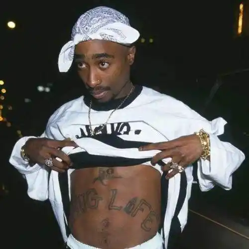 2pac死亡之谜(嘻哈之神2pac被枪杀案)