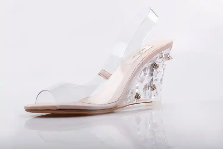 欧美大牌 时尚鱼嘴夹趾铆钉坡跟气质水晶凉鞋