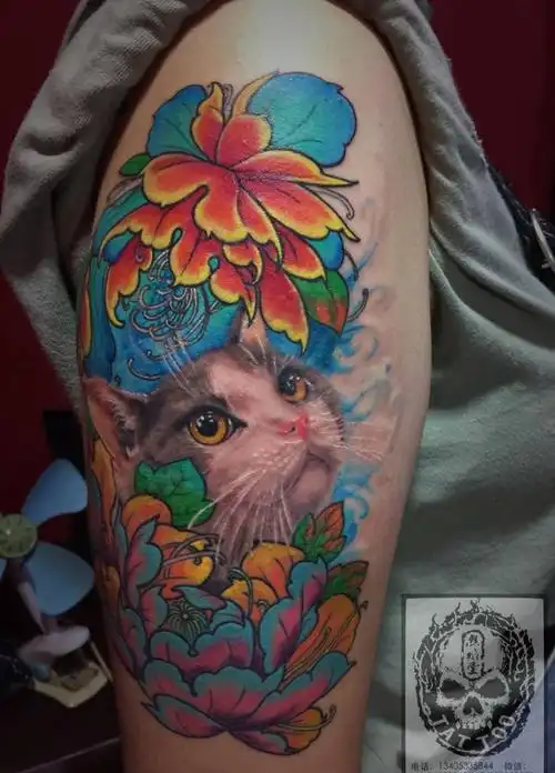 花中猫纹身图片_手臂新传统猫纹身图案