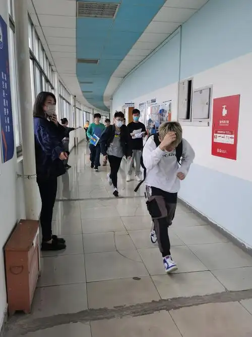 航空学院开展地震逃生演练活动